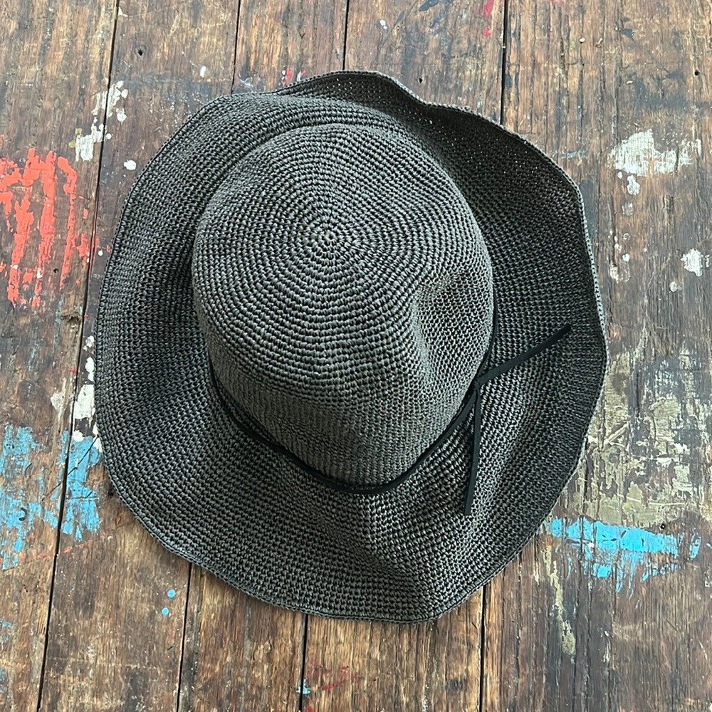 Digging black Woman’s hat